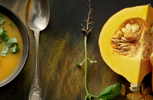 Hokkaido-Suppe mit Avocadocreme und Kokosmilch